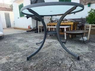 Mesa redonda cristal y metal con hueco sombrilla