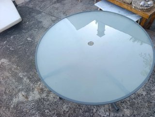 Mesa redonda cristal y metal con hueco sombrilla