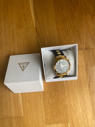 Reloj Guess Dorado y Negro