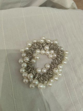 Pulsera vintage perlas y eslabones plateados.