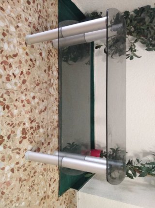 Mesa de cristal y metal