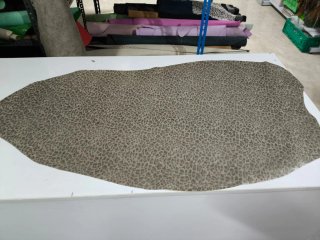 Piel de vacuno grabada y forrada