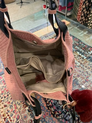 Bolso rosa tejido con accesorio de pelo