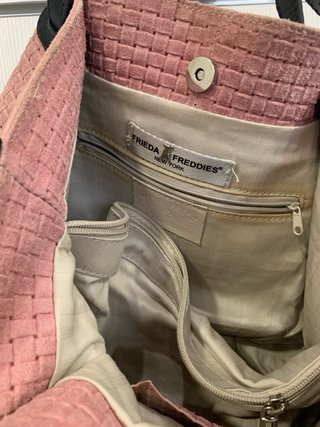 Bolso rosa tejido con accesorio de pelo