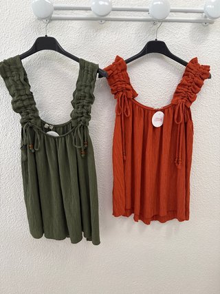 Blusa tirantes con cordones y abalorios
