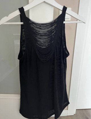 Camiseta Bershka negra con tachuelas doradas
