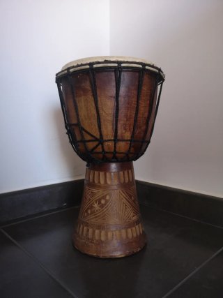 Djembe de madera tallada