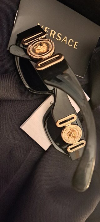 Gafas de sol Versace negras y doradas