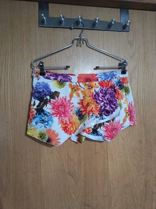 Pantalón corto estampado floral mujer