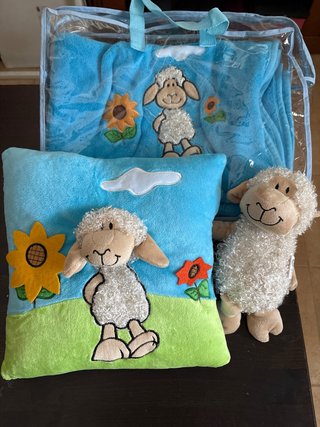 Manta, cojín y peluche de mono