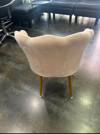 Sillón rosa con cojín de lazo