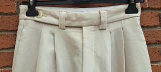 Pantalones beige con pinzas