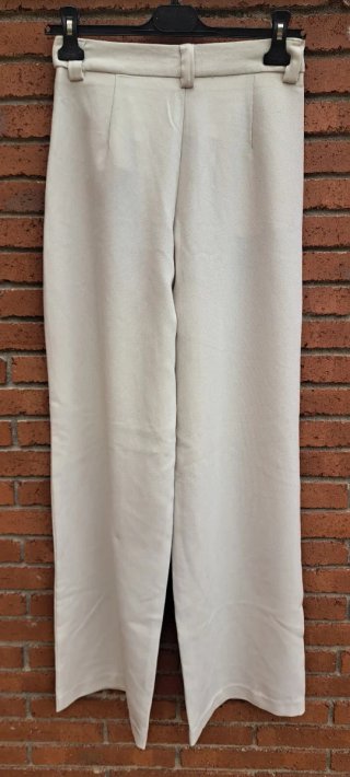 Pantalones beige con pinzas