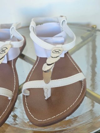 Sandalias Chattawak Blancas con Detalles Dorados