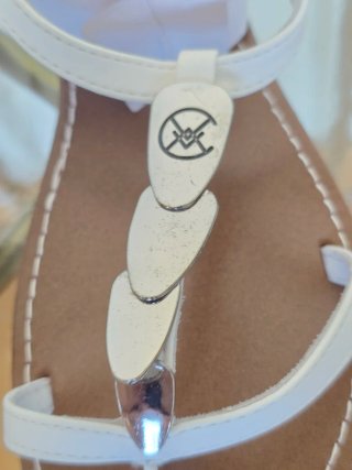 Sandalias Chattawak Blancas con Detalles Dorados