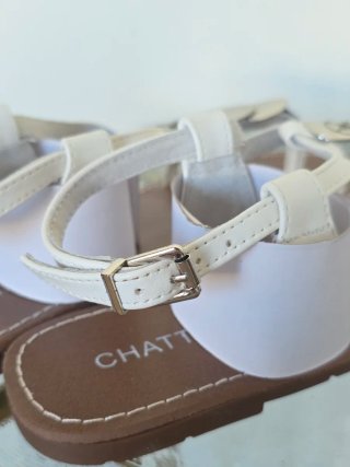 Sandalias Chattawak Blancas con Detalles Dorados