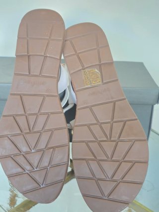 Sandalias Chattawak Blancas con Detalles Dorados