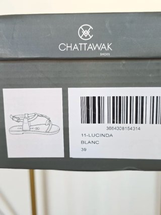 Sandalias Chattawak Blancas con Detalles Dorados