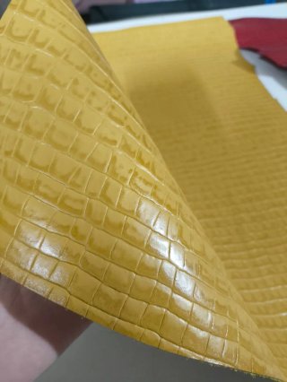 Retales de cuero vacuno grabados