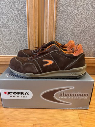 Zapatos de seguridad Cofra marrones y naranjas