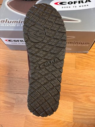 Zapatos de seguridad Cofra marrones y naranjas