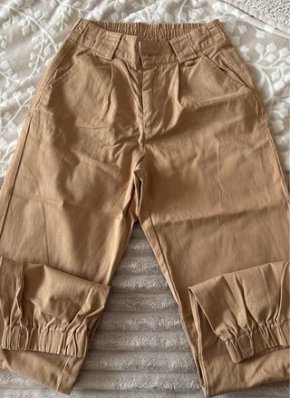 Pantalones beige con cintura elástica