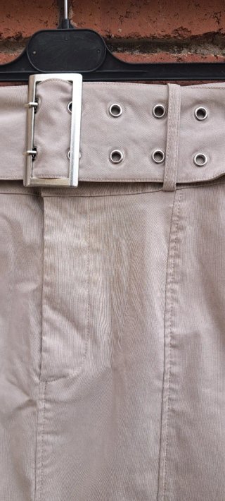Falda tubo beige con cinturón