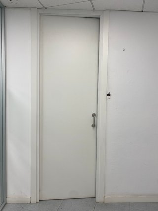 Puerta blanca interior