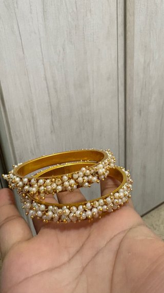 Braccialetti dorati con perle bianche