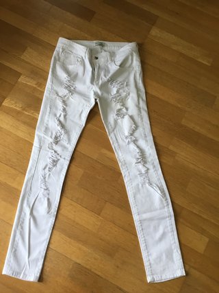 Pantalón tejano roto hombre blanco