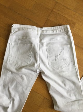 Pantalón tejano roto hombre blanco
