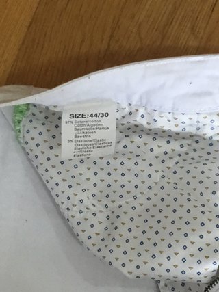 Pantalón tejano roto hombre blanco