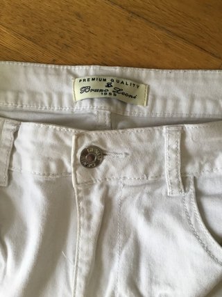 Pantalón tejano roto hombre blanco