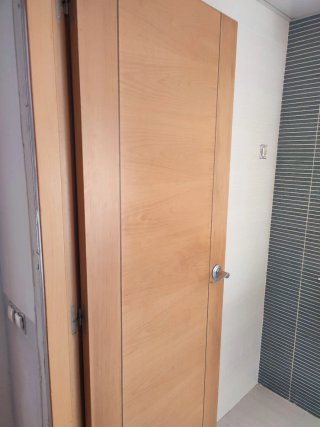 Puerta madera maciza