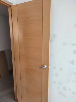 Puerta madera maciza