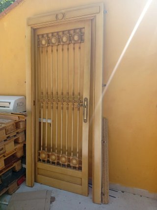 Puerta madera dorada con 6 embellecedores