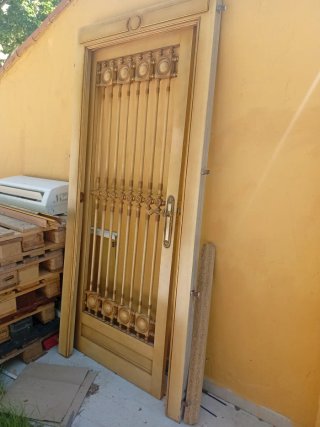 Puerta madera dorada con 6 embellecedores