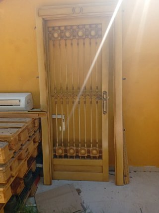 Puerta madera dorada con 6 embellecedores