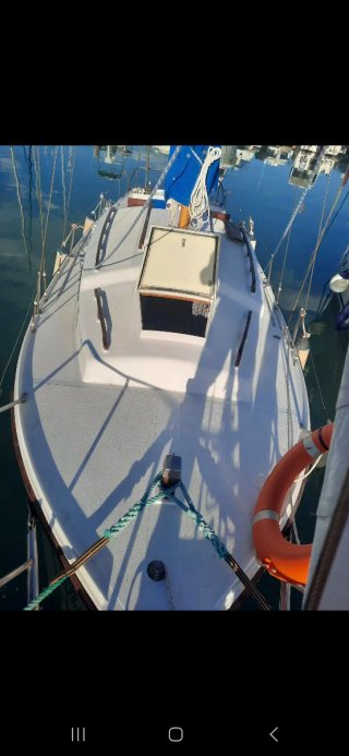 Velero blanco con anilla salvavidas
