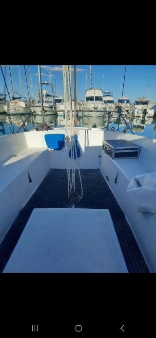 Velero blanco con anilla salvavidas
