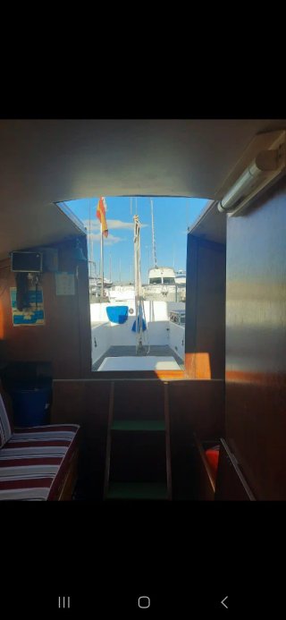 Velero blanco con anilla salvavidas