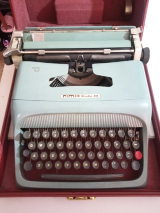 Máquina de escribir Olivetti Studio 44