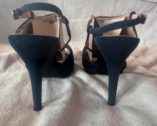 Sandali blu eleganti con tacco e dettagli oro