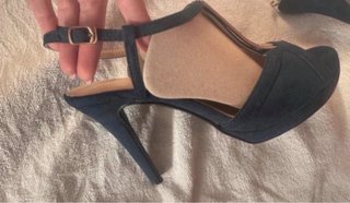 Sandali blu eleganti con tacco e dettagli oro