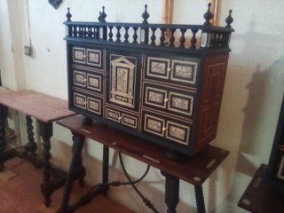 Bargueño antiguo con marquetería