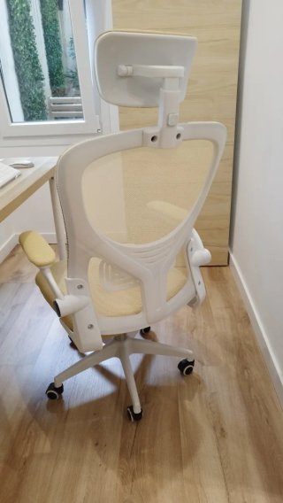 Silla de oficina ergonómica beige
