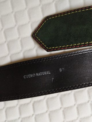 Cinturones de cuero verde y granate
