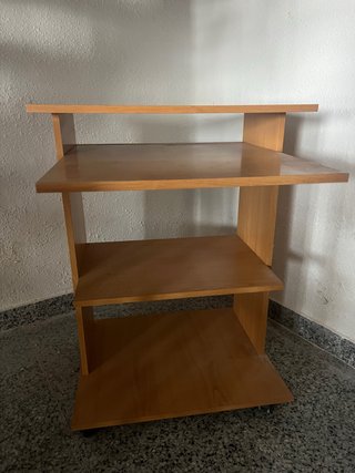 Mesa auxiliar de madera con ruedas