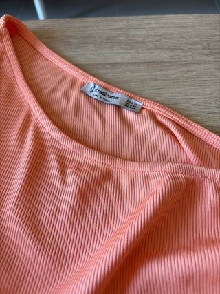 Camiseta naranja asimétrica