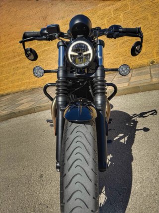 Triumph Bonneville Bobber Negra